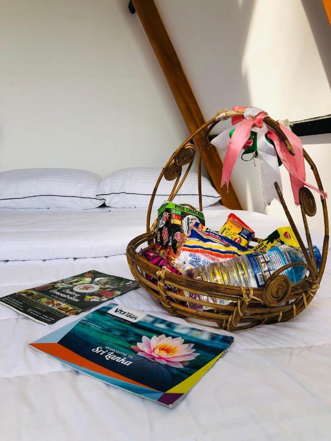 The We2 "Wildwood Elegance Escape" Bed & Breakfast Induruwa Dış mekan fotoğraf